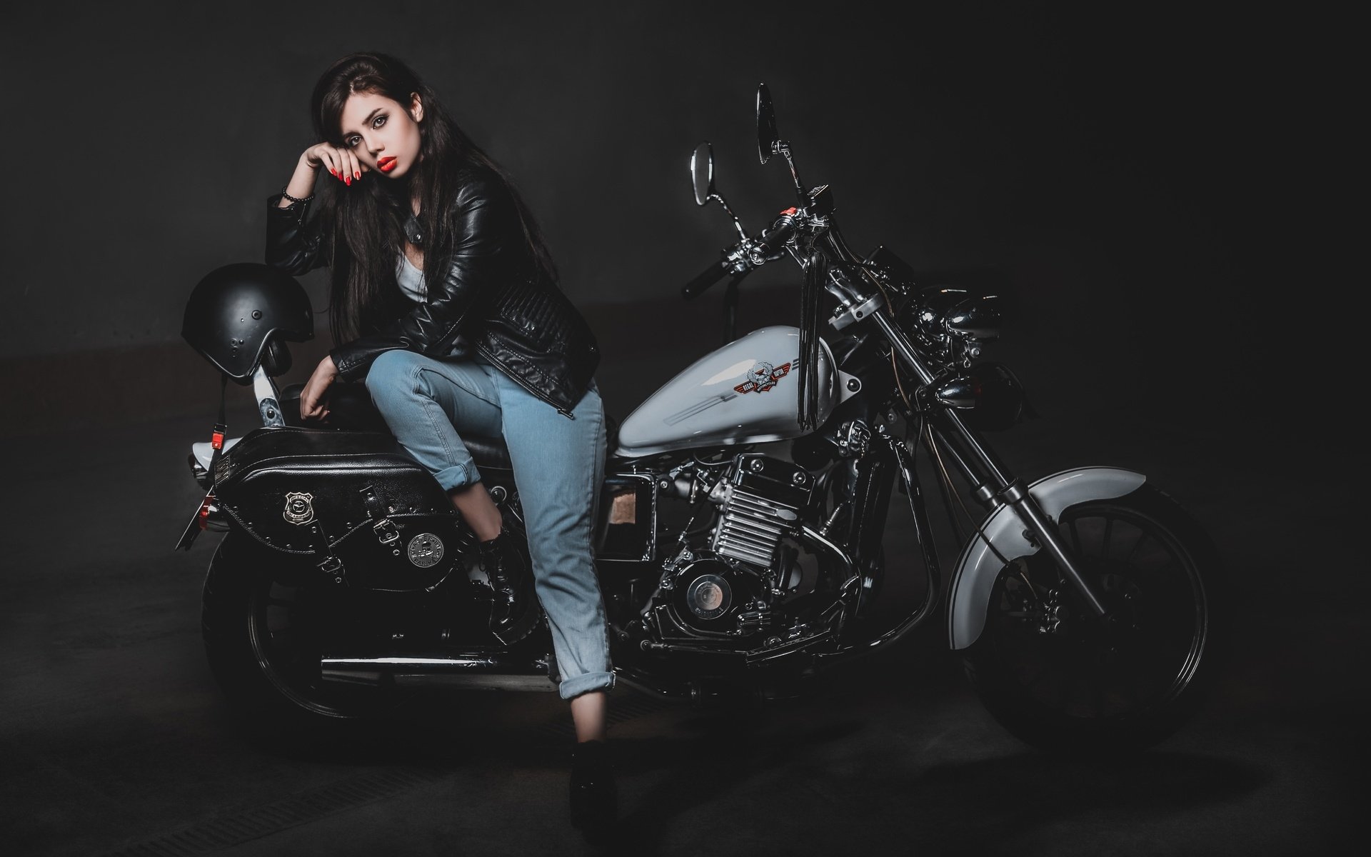 Biker girls: style and drive brings the glow — live moments in Allahabad