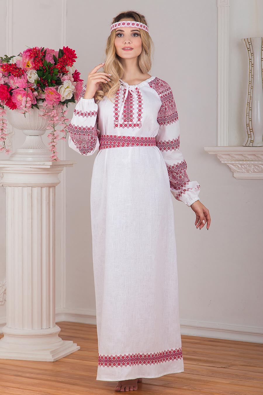 Women in Slavic costumes in Allahabad