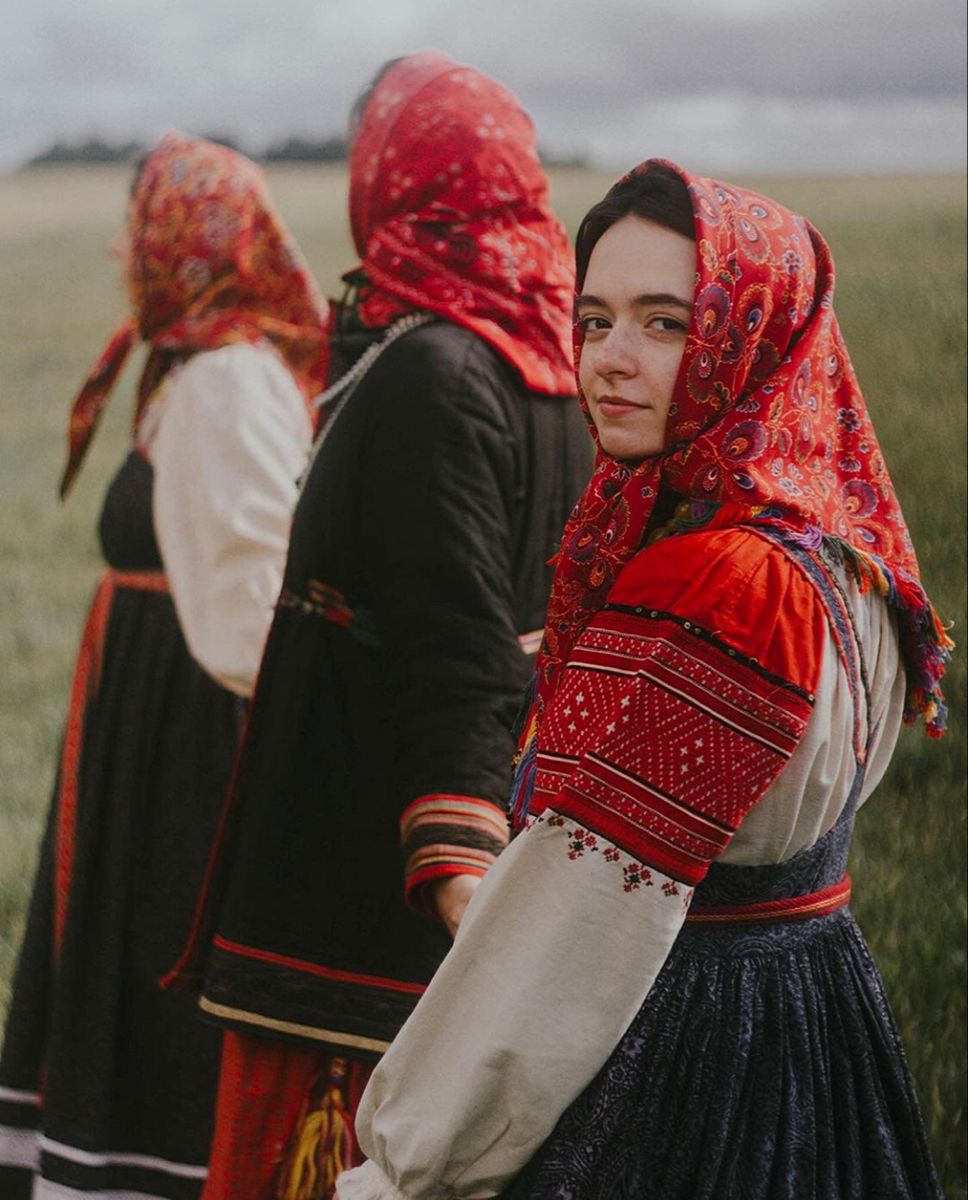 Women in Slavic costumes in Allahabad