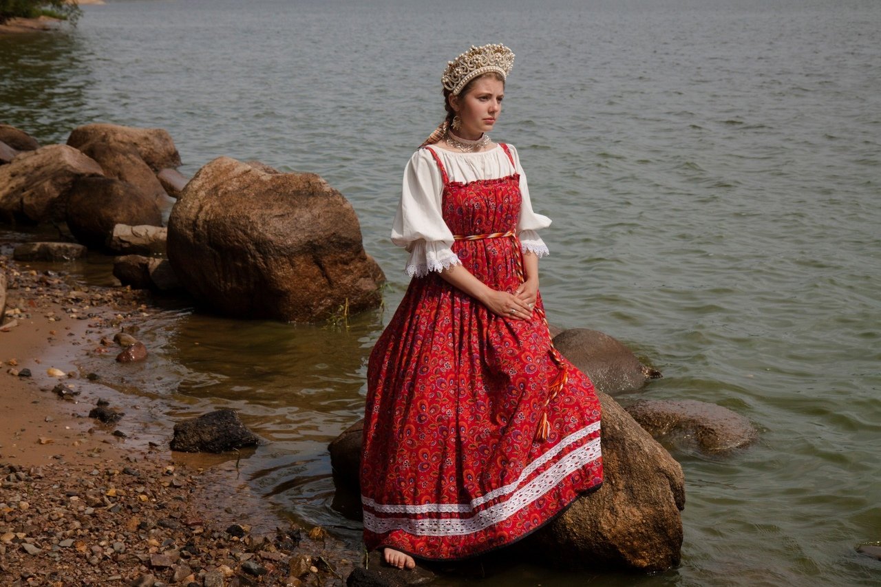 Women in Slavic costumes in Allahabad