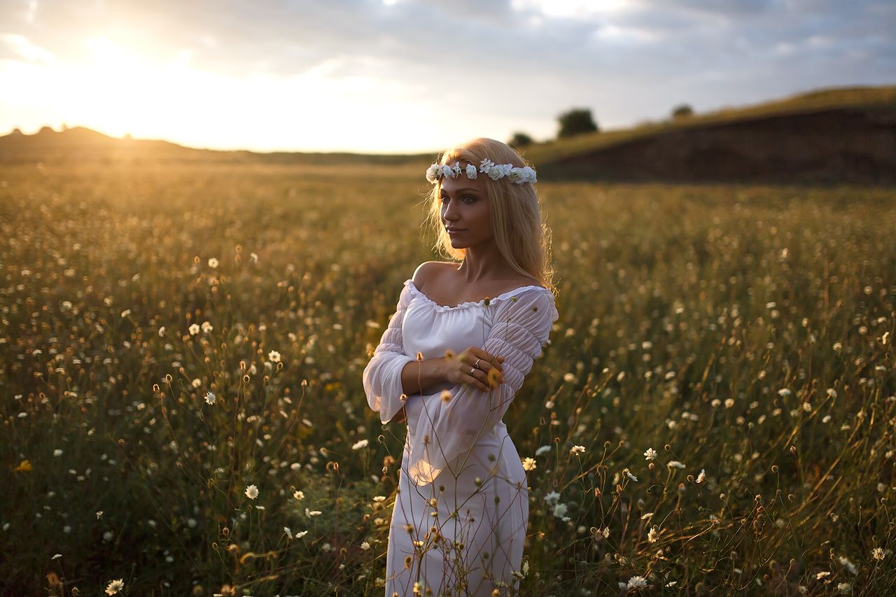 Girls in Slavic costumes in Allahabad