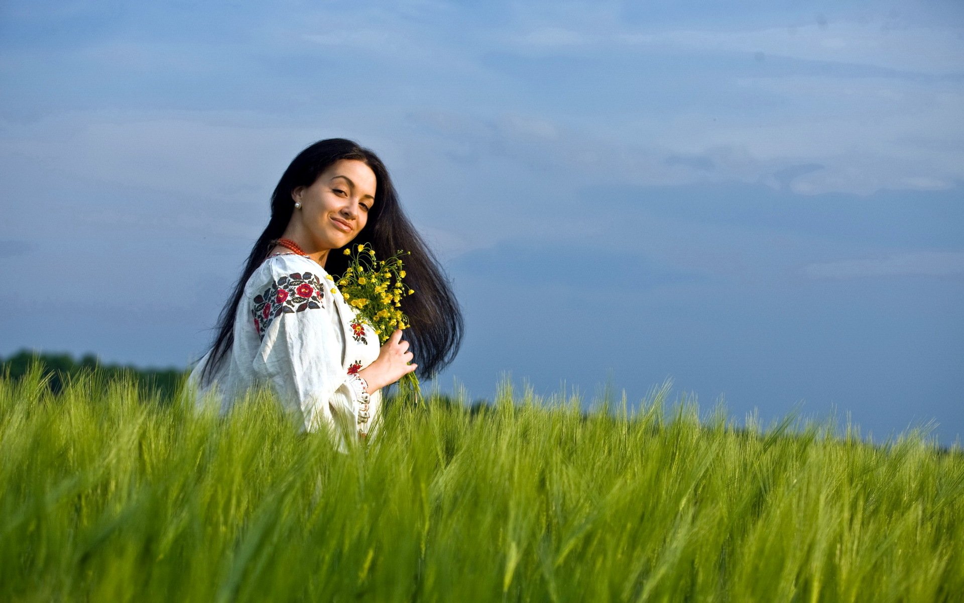 Girls in Slavic costumes in Allahabad