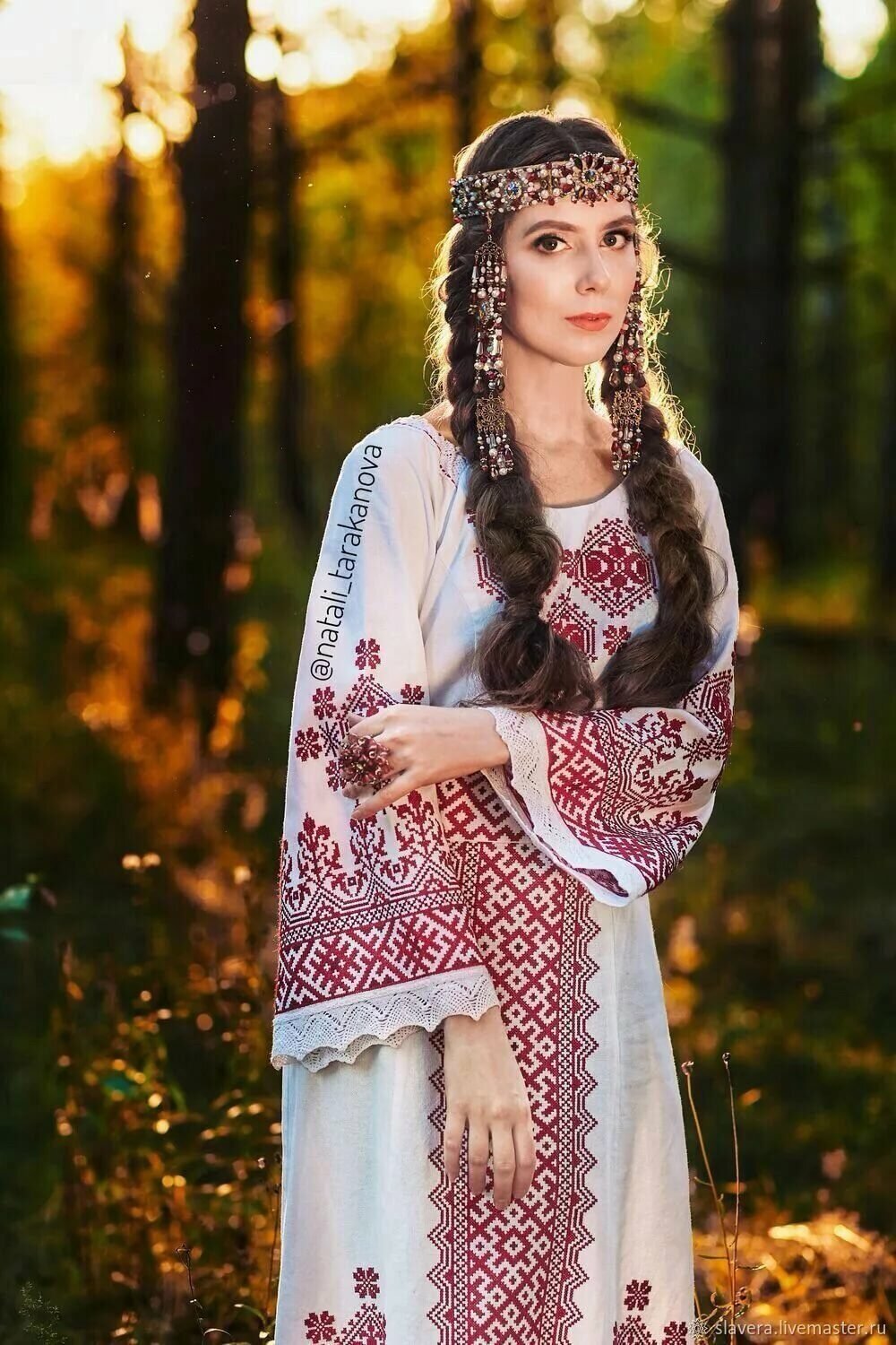 Girls in Slavic costumes in Allahabad